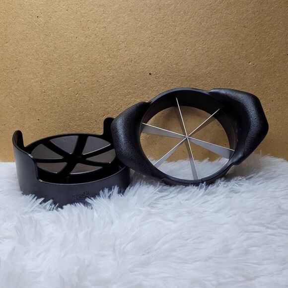 Pampered Chef Veggie Wedger - Picture 2 of 6